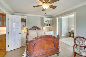 Screened-in Porch w/ Views: Hot Springs Getaway!