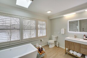 Screened-in Porch w/ Views: Hot Springs Getaway!