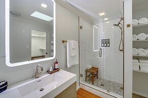 Screened-in Porch w/ Views: Hot Springs Getaway!