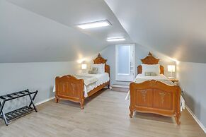 Screened-in Porch w/ Views: Hot Springs Getaway!