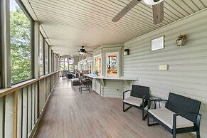 Screened-in Porch w/ Views: Hot Springs Getaway!