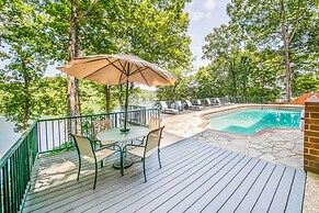 Screened-in Porch w/ Views: Hot Springs Getaway!