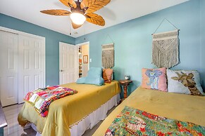 Boho-chic Retreat w/ Yard, 22 Mi to Dtwn Austin!