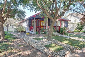 Boho-chic Retreat w/ Yard, 22 Mi to Dtwn Austin!