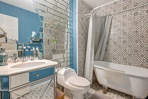 Boho-chic Retreat w/ Yard, 22 Mi to Dtwn Austin!