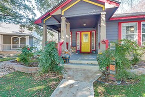 Boho-chic Retreat w/ Yard, 22 Mi to Dtwn Austin!