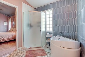 Boho-chic Retreat w/ Yard, 22 Mi to Dtwn Austin!