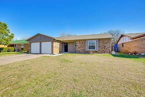 5 Mi to Fort Worth Stockyards: Home w/ Yard!