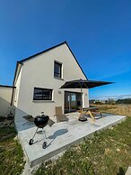 Pretty new House With Small sea View