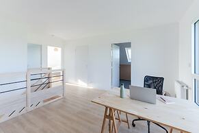 Pretty new House With Small sea View