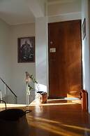 Chic 2BR Bright Penthouse With Open Wood Staircase