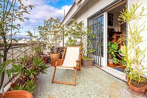 Chic 2BR Bright Penthouse With Open Wood Staircase