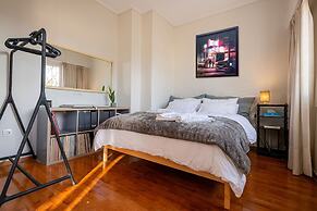 Chic 2BR Bright Penthouse With Open Wood Staircase