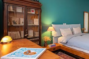 Chic 2BR Bright Penthouse With Open Wood Staircase