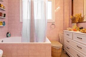 Chic 2BR Bright Penthouse With Open Wood Staircase