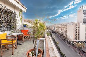 Chic 2BR Bright Penthouse With Open Wood Staircase