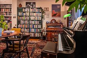 Chic 2BR Bright Penthouse With Open Wood Staircase