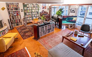 Chic 2BR Bright Penthouse With Open Wood Staircase