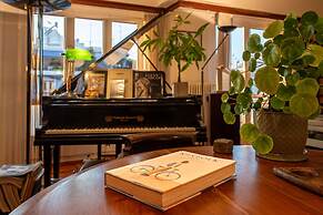 Chic 2BR Bright Penthouse With Open Wood Staircase