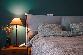 Chic 2BR Bright Penthouse With Open Wood Staircase