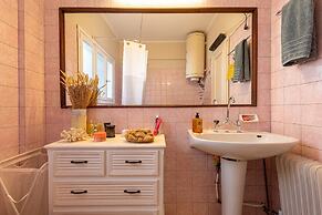 Chic 2BR Bright Penthouse With Open Wood Staircase