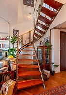 Chic 2BR Bright Penthouse With Open Wood Staircase
