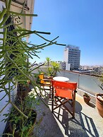 Chic 2BR Bright Penthouse With Open Wood Staircase