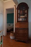 Chic 2BR Bright Penthouse With Open Wood Staircase