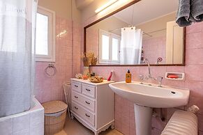 Chic 2BR Bright Penthouse With Open Wood Staircase