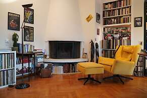 Chic 2BR Bright Penthouse With Open Wood Staircase