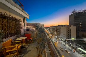 Chic 2BR Bright Penthouse With Open Wood Staircase