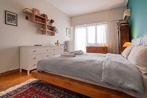 Chic 2BR Bright Penthouse With Open Wood Staircase