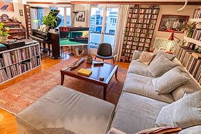 Chic 2BR Bright Penthouse With Open Wood Staircase