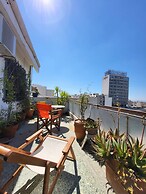 Chic 2BR Bright Penthouse With Open Wood Staircase