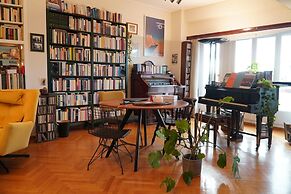 Chic 2BR Bright Penthouse With Open Wood Staircase