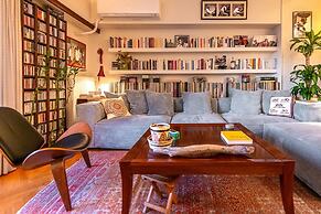 Chic 2BR Bright Penthouse With Open Wood Staircase