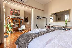 Chic 2BR Bright Penthouse With Open Wood Staircase