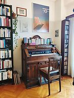 Chic 2BR Bright Penthouse With Open Wood Staircase