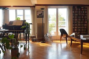 Chic 2BR Bright Penthouse With Open Wood Staircase