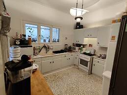 Chic 2BR Bright Penthouse With Open Wood Staircase