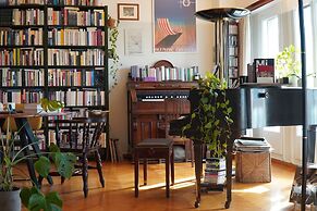 Chic 2BR Bright Penthouse With Open Wood Staircase