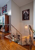 Chic 2BR Bright Penthouse With Open Wood Staircase