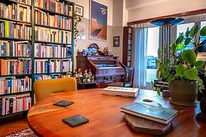 Chic 2BR Bright Penthouse With Open Wood Staircase