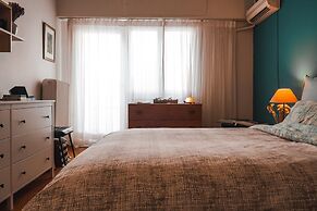 Chic 2BR Bright Penthouse With Open Wood Staircase