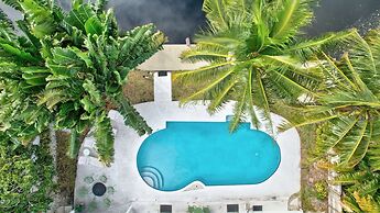 Poolside Paradise Dock & Pool!