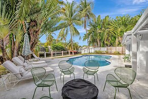 Poolside Paradise Dock & Pool!