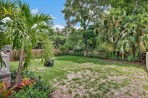 Sunshine Getaway Sleeps 4!