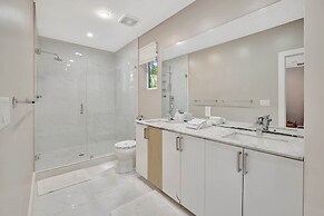 Sunshine House 3 BDR for 8!