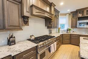 6 BR Heated Pool Open Beginning of April