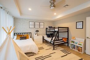 6 BR Heated Pool Open Beginning of April